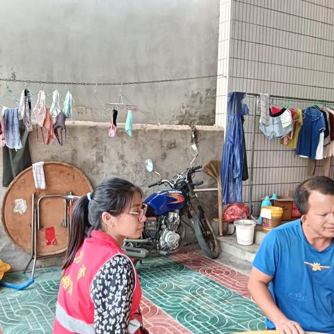 网格员入户看望残疾人