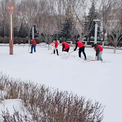 壶关公路段志愿服务队积极清理公园积雪