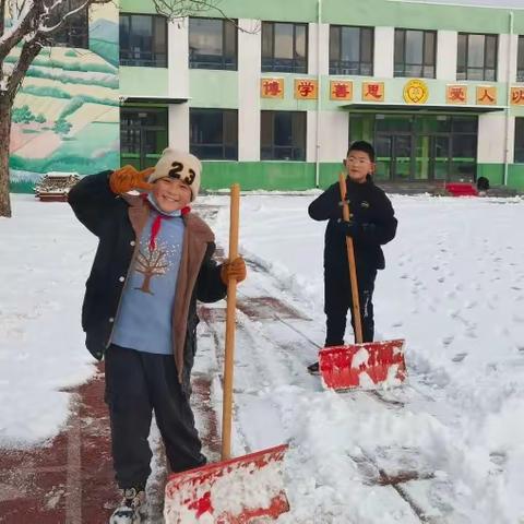 扫雪护行 情满校园—白鹿泉乡东土门小学少工委扫雪进行时