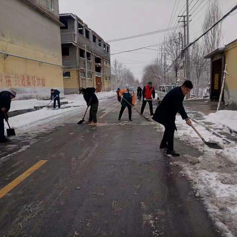 清扫积雪，保障居民出行无忧