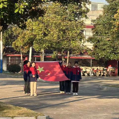 南向店完小举行“弘扬宪法精神，共建法治校园”主题升旗仪式