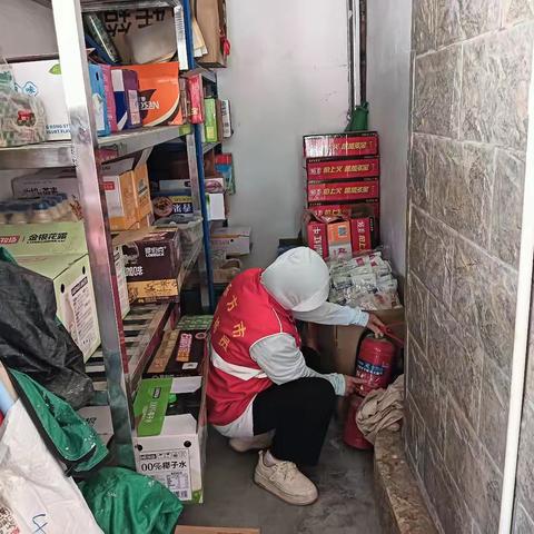 八所镇高排村网格员开展消防安全排查工作