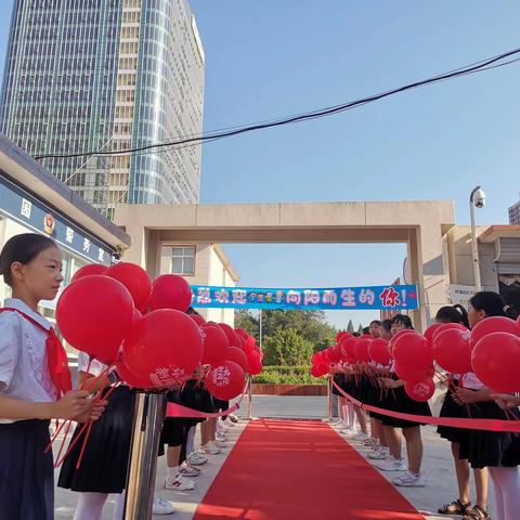 秋色铺开五彩路 曙光邀我少年行