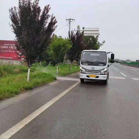 大程镇:雨天冲洗不停歇   优化辖区好环境