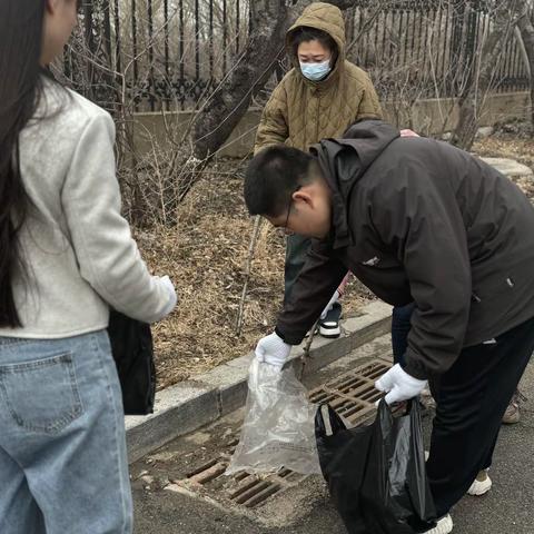 宏伟区营商局党支部开展爱国卫生城乡环境大清扫党日活动