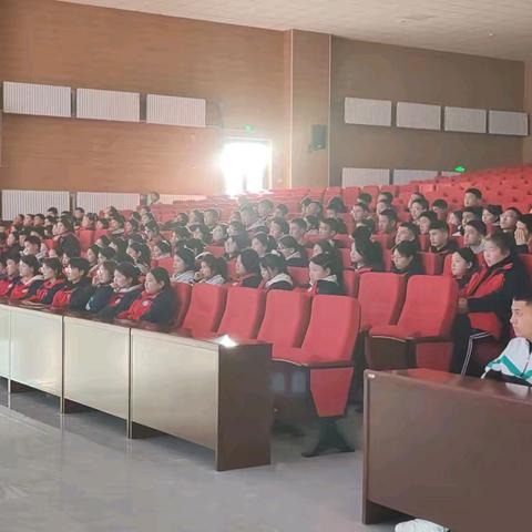 精准施策助成长，双向发力育英才——察布查尔县高级中学高三年级组召开两类重点学生专题会议