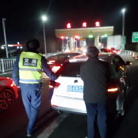 夜晚助推车 真情暖人心 ——慈周寨收费站好人好事