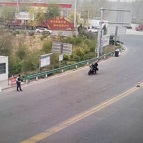 慈周寨站：摩托车意图驶入高速，收费员拦截劝返化解安全隐患