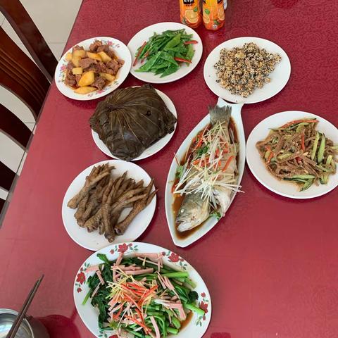 慈周寨站举行“劳动节聚餐活动”