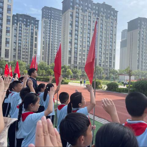 “爱护环境，低碳生活”高新区深圳路小学主题升旗仪式