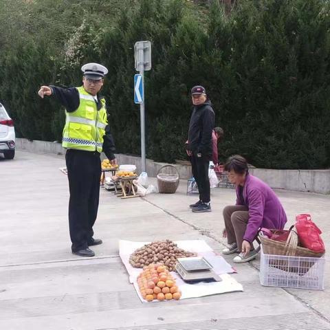 戴上“平安”，系住“幸福”  渭滨大队桑园中队开展秋季“一盔一带”交通安全宣传活动