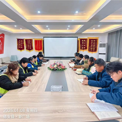 风雨无阻保洁路，坚守岗位焕新颜
