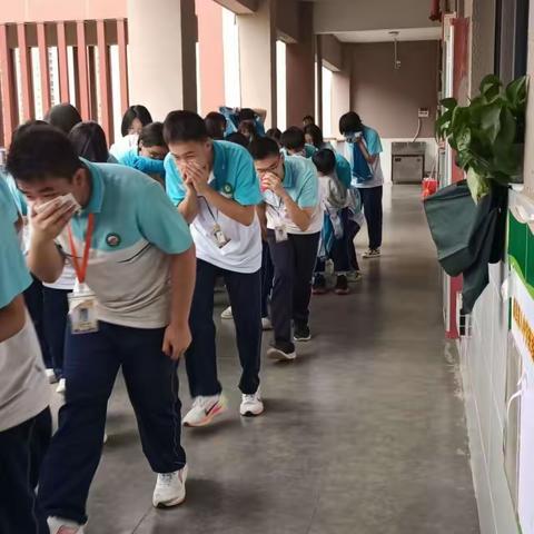 消防演练鸣警钟，地震防线不放松——藤县第八中学消防、地震演练活动