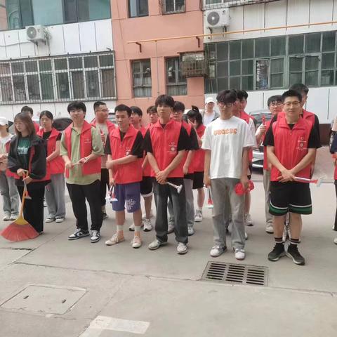 团结路街道守敬社区服务站开展“清除小广告 文明伴我行” 志愿服务活动