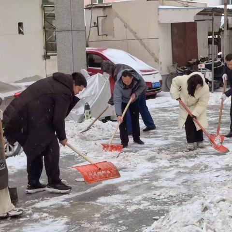 “以雪为令 扫雪护行”——中大槐树街道昆仑街社区开展扫雪除冰行动