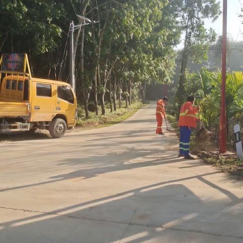 屯昌县交通运输局 环境空气质量改善200天决战攻坚行动 持续辖区农村公路环境美化工作