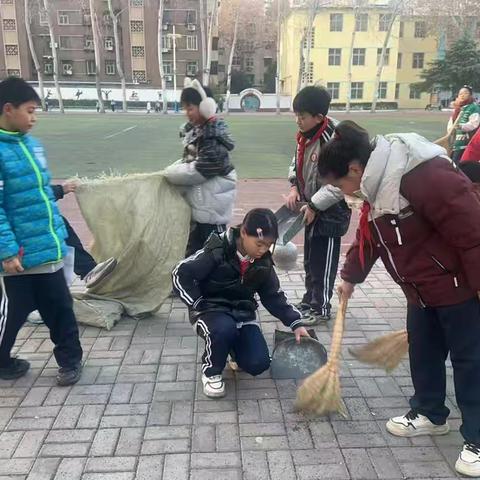 铁路小学：洁净校园齐动手，文明新风扑面来
