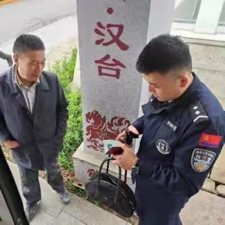 【汉中巡特警】手机背包失而复得！汉台巡特警为群众找回失物获好评