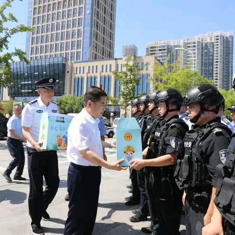 【盛夏送清凉】市委领导慰问一线执勤汉台巡特警、交警