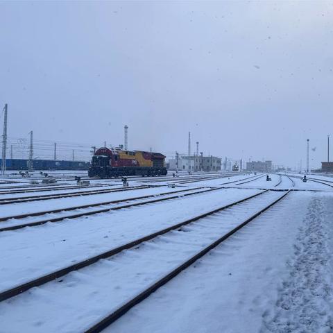 哈密东站以雪为令，全员出动，确保大雪天气安全生产稳定有序！