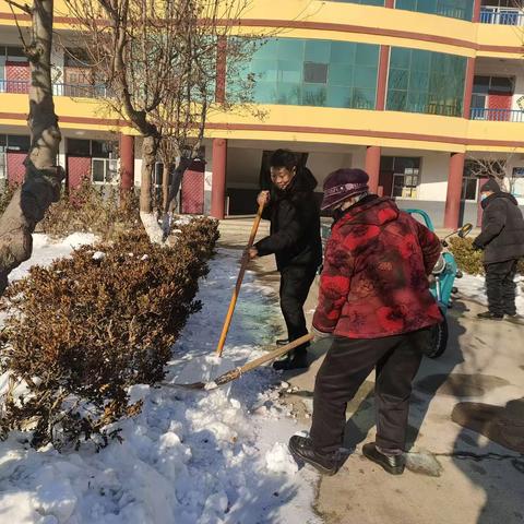 家长自发扫积雪  浓浓温情暖校园——北罗镇南岗北村委会组织志愿者自发到学校清扫校园积雪