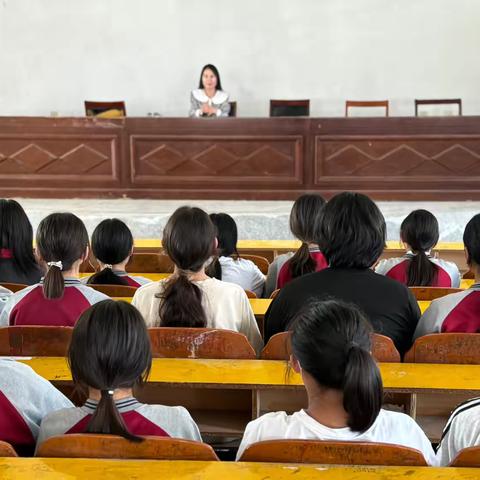 耿集中学开展重点关爱女生座谈会