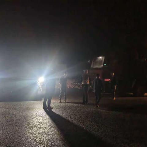 持续开展夜间突击检查 打击货车违法超限超载
