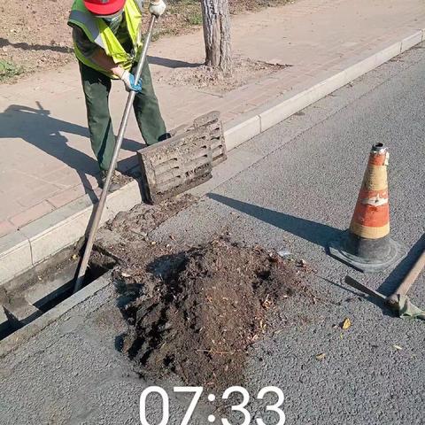 排水设施清淤 加装防坠网 提高雨污水管道排水能力