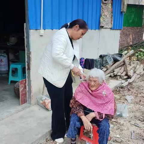 【宣艳专辑】女儿为95岁母亲剪头发：温馨的家庭场景与深厚情感
