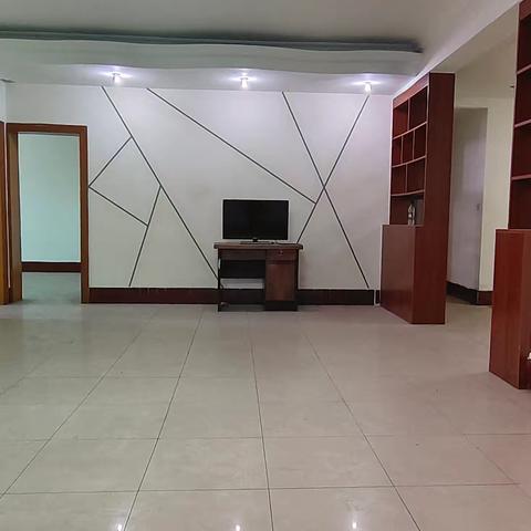 急售❤️苏祠中学对面单位房 1 楼，面积 150 平米， 4 室 2 厅 2 卫，精装，空房，小区已改造环境好 36.8 万不包证 66671，6660