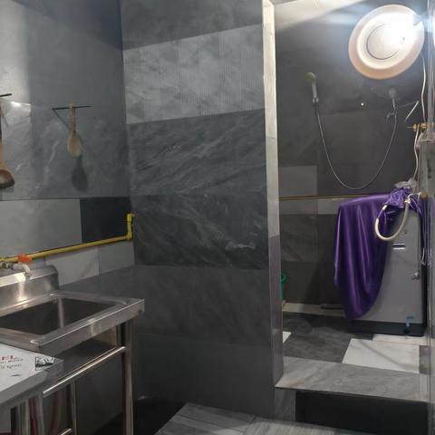 出租：商业街东段小青瓦1楼，1室1厨1卫，全精装，空调1台，房子干净整洁，5200元/年，66671