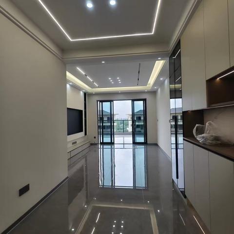 急售一手❤️❤️南湖湾7楼，产权93平米，实际130平米，3室2厅2卫，带正面花园40平米，房东全新精装，72.8万不包证，新证66671