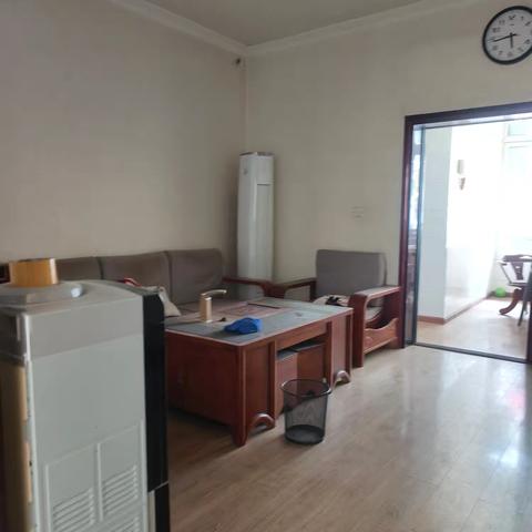 出租：雕像旁抬高1楼，3室2厅1卫，带暖气，家具家电齐全，空调4台，单位房，停大小车，物管停车都不出钱13000元/年，随时看房66671