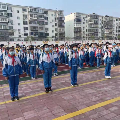 探索长城文化，传承民族精神—中心附小五年级二班，板厂峪长城研学第一小组研学汇总。