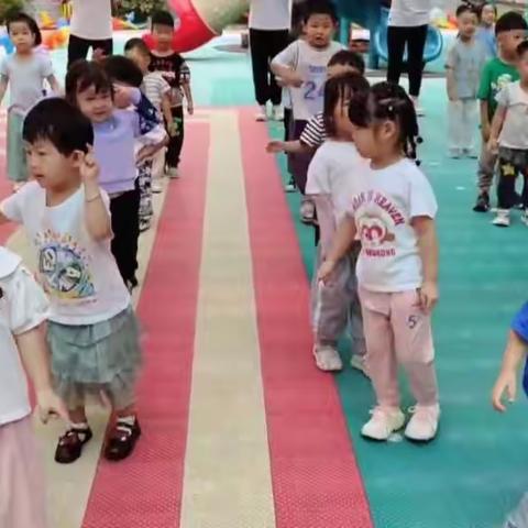 华府幼儿园幼儿园小二班一日活动流程