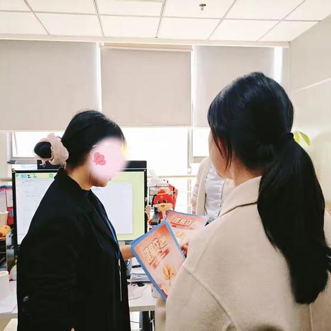 西街支行前往医保、社保局开展消费贷款惠民政策宣传活动
