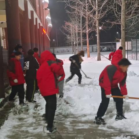 风雪袭校园 扫雪护安全——城关乡教育集团扫雪活动纪实