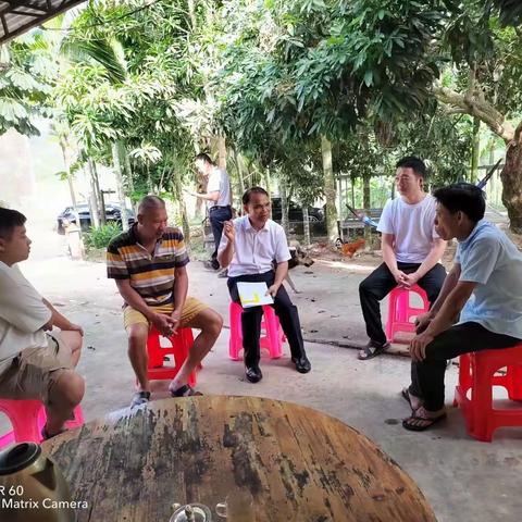 育才生态区管委会主任李开明到龙密村就脱贫人口增收攻坚开展调研工作