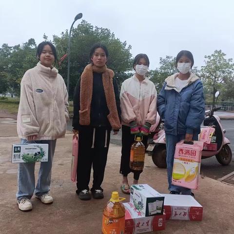 记团县委和美良中学新年慰问困难青少年