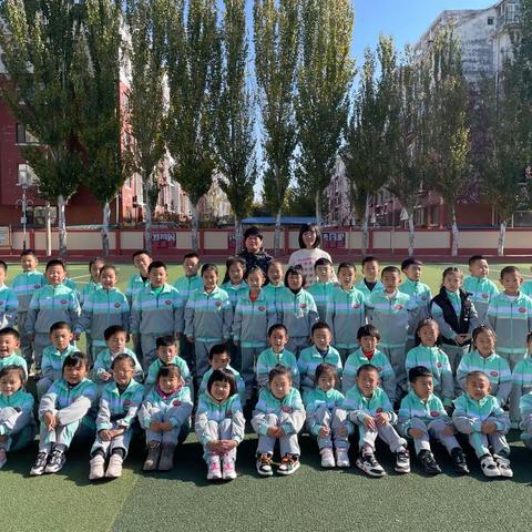 交通小学一年五班学习巜家庭教育公开课》情牵石榴籽 阅读伴成长”亲子阅读视频展播