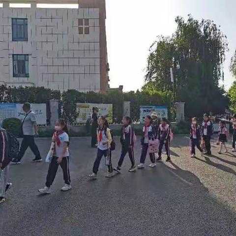 家校护学岗，升国旗及大课间 活动－－”学习掠影