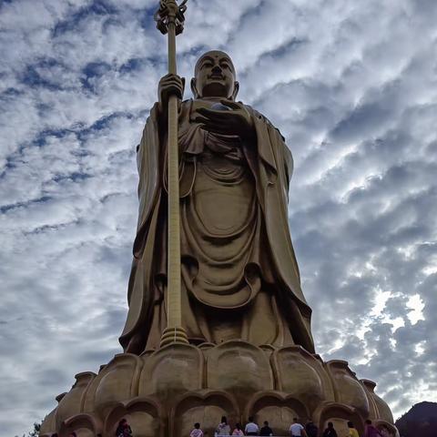 初登九华山， 九十九座庙， 礼拜地藏王， 灭除贪嗔痴。