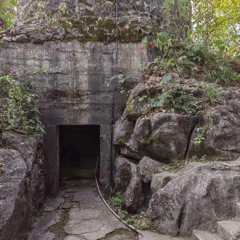 桂林象鼻山上的碉堡