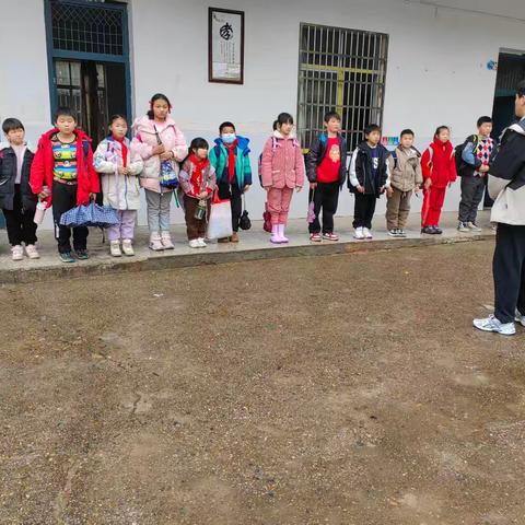 筑牢校车安全网--坂一小学校车应急逃生演练