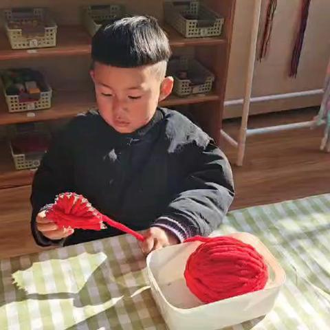 新华园幼儿园小班段迎新年编织爱心活动
