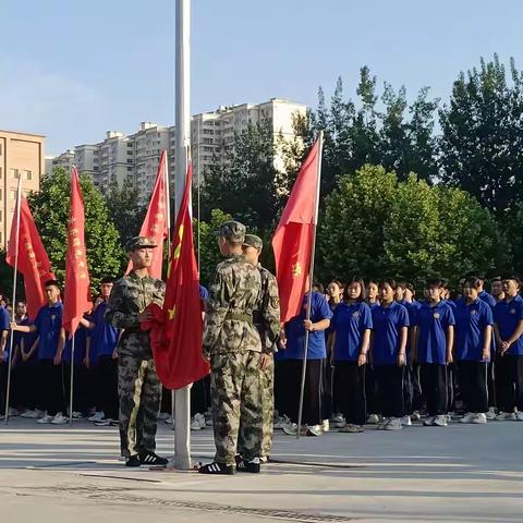 一鸣从此始，相望青云端——在这朝霞映衬，微风清凉的早晨，曙光中学迎来了每周举行的升旗仪式