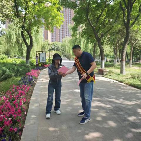 滏阳公园“五一”开展“文明由您来说”志愿者活动