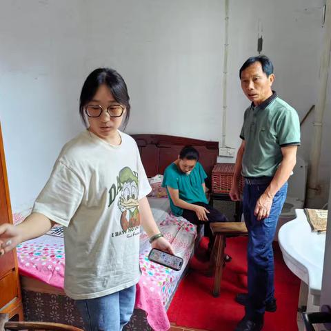 入户走访残疾人家庭