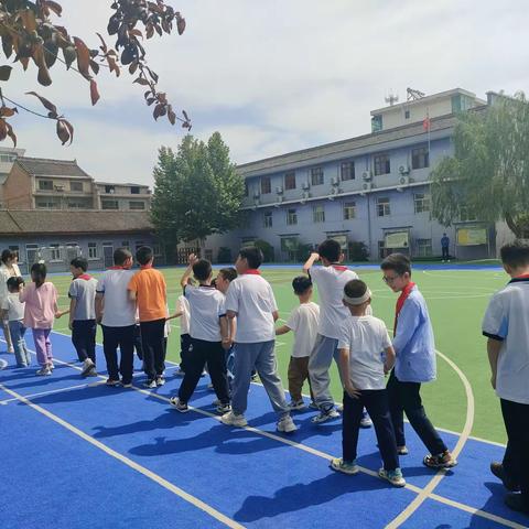 参观小学初体验     幼小衔接促成长——天天才艺幼儿园参观小学活动