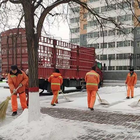 遇雪奋战 清雪作业仍在继续